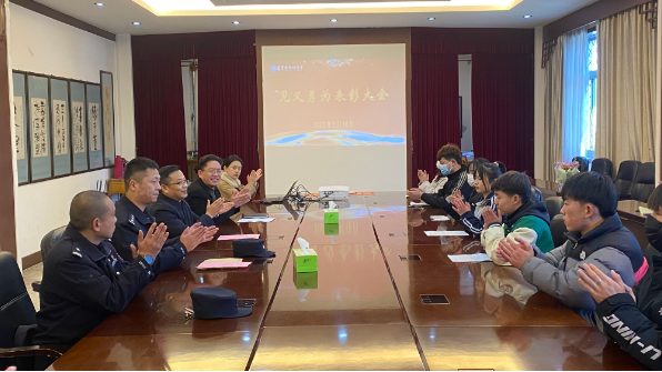 我校召開見義勇為表彰大會 為受表彰人員頒發榮譽證書和獎金