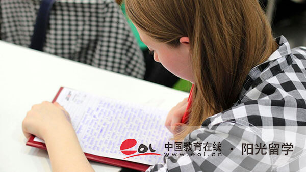 英國留學戲劇與表演專業本科費用