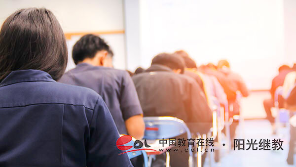 在職人員選自考本科還是成考本科？報名流程是什么？